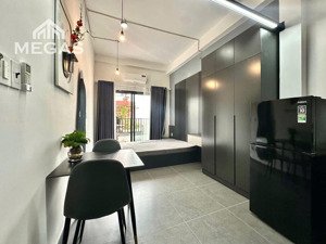 căn hộ studio trống phòng ban công thoáng mát