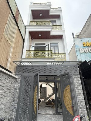 nhà mới full nội thất 3 tầng kế bên cụm trường học cấp 1-2-3 dĩ an