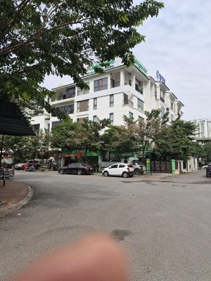 siêu phẩm phố nguyễn văn lộc tâm điểm mộ lao
151m 5 tầng thang máy mặt tiền 7m
giá chỉ 48 tỷ