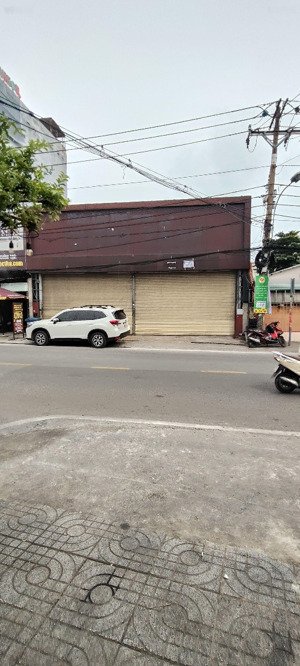 đỗ xuân hợp cho thuê mặt tiền 400m giá 120tr (chưa vat) mặt tiền rộng. diện tích lớn 400m2