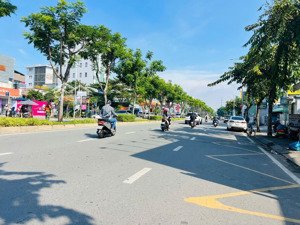 hiếm bán nhà mặt tiền kinh doanh đường 40m phú thuận . q7 . ngang khủng 8m dài 20m. chỉ 38 tỉ