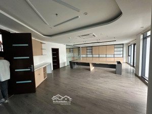 cho thuê văn phòng cầu giấy 160m 33tr/th có thang máy pccc đầy đủ . lh 