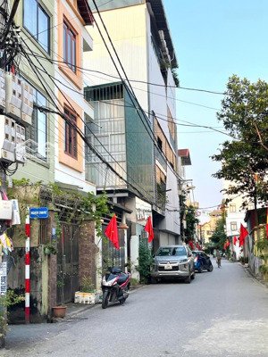 cần bán gấp nhà đẹp dtich 31m / mt 3,3m xây 4 tầng nội thất đẹp , sổ đỏ sẵn giao dịch