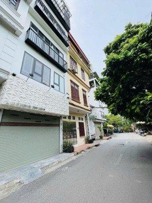 có hơn 8 tỷ nhà 6 tầng mới mặt tiền 4,5m. mặt phố cù chính lan, kinh doanh vừa ở thanh xuân hà nội