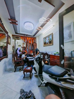 chính chủ bán nhà phố phùng khoang,sầm uất
dt:30m2, 6tầng, 8phòng ngủ
giá: 8,7tỷ