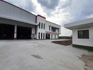 bán gấp kho xưởng trong kcn đức hòa , long an, kv: 5.200m2, xd: 3.600m2 , đường xe container