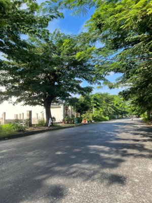 lô đất đường chính 22m giá 53 triệu đồng/m2 - làng đại học