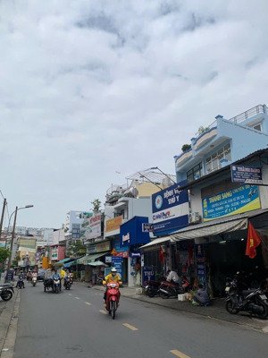 chủ kẹt bán gấp mtkd nguyễn sơn. dt 4m x 11m. nhà trệt + lửng + 2 lầu. giá 8.5 tỷ