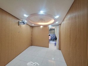 ngã tư hàng xanh, hẻm xe hơi, gần điện biên phủ, hẻm xe hơi, nhà 3tầng dt 50m, 4pn, nhỉnh 8.x tỷ.