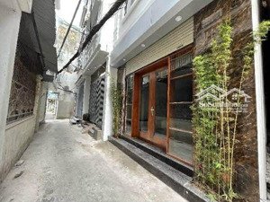 cô bảy cần tiền nên cần bán nhà gấp 45m2 5 tầng 9tỷ7 sổ đỏ mặt tiền 4m.