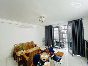 nhà lầu hẻm taxi. gần mặt tiền kha vạn cân giáp phạm văn đồng. linh đông. ngay cao đẳng vinatex