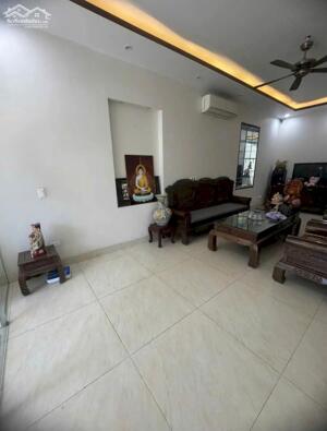 Cho thue tầng 1 nhà mặt ngõ to chợ Hàng , ô tô đỗ cửa . Phù hợp làm văn phòng , kinh doanh , ở