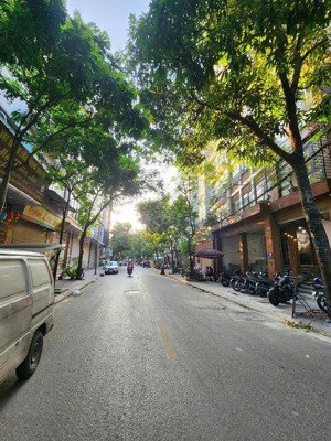 nhà 2 mặt phố, kinh doanh, ô tô tránh, nhà xây 8 tầng thang máy, vỉa hè trước sau 3m.