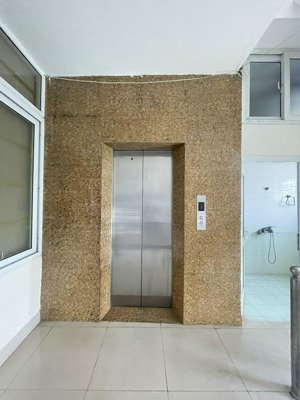 cho thuê nhà căn góc, pccc, thang máy, vỉa hè, 199m2_ 6t; kd, vp, nhà hàng, đội cấn, ba đình-113 tr