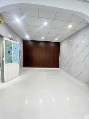 chính chủ cần bán chung cư khu trung tâm 42m2 giá chỉ 2.35 tỷ