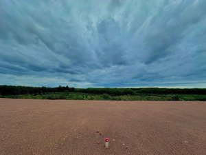 bán đất tại mặt tiền xuyên tâm 32m, đồng phú, 650tr, 200m2(5x40) có 100m2 thổ cư, sổ hồng riêng