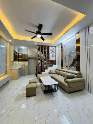 e b.án nhà hoàng mai ngõ nông thông tứ phía diện tích: 32m 5tầng xây kiên cố, thiết kế th