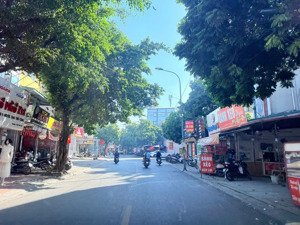 gia đình bán nhà mặt phố đang kinh doanh đa tốn diện tích 150m2 - mt 6m vị trí kinh doanh rất tốt