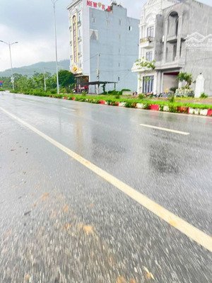 lô đất hiếm ngay mặt đường đôi trung tâm thị trấn tuyến đường kinh doanh đẹp nhất khu vực.