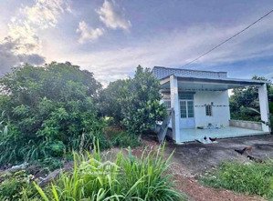 chủ cần bán lô đất 3400m2 ngang 50m, thổ cư 300m2 có nhà sẵn trên đất