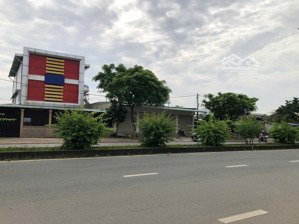 bán nhà mặt tiền đường phạm hùng. dt: 15 x20m / 300m2 (3 tầng). giá: 25,9 tỷ