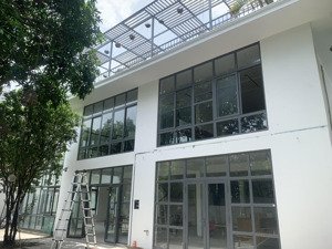 chỉ 120 triệu/ tháng cho thuê văn phòng tại xuân thủy, thảo điền, 1 trệt 2 lầu, 600m2,sân vườn rộng