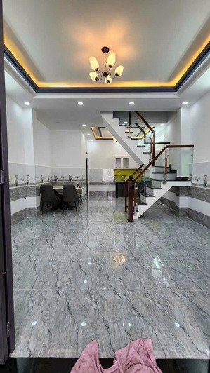 cực phẩm - nhà 2 tầng mới đẹp - hxh - gần chợ đầu mối - dt: 100m2 - giá 5,4 tỷ