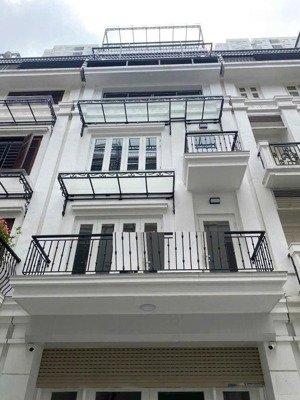 cho thuê nhà ngõ 30 nguyễn thị định - cầu giấy 70m2 x 5 tầng có 9 phòng sd ô tô đỗ cửa giá 28tr/th