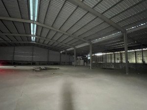 cho thuê kho xưởng 2000m2. sẵn điện sản xuất. chân cầu đuống