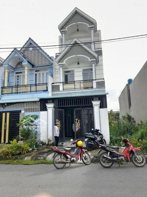 bán nhà 1 trệt 2 lầu kdc hải sơn gần chợ hưng long, nhà mới đẹp, sổ hồng riêng