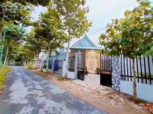 Nhà cho thuê có máy lạnh sân đậu 7 chỗ ở Lộ Phú Nhơn cách tt Bến Tre 5 phút