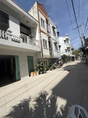 giá tốt nhất khu vực nhà 2 tầng 150m2 mặt tiền hẻm 8m xe hơi tránh nhà bè cách quận 7 chỉ 1 cây cầu