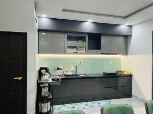 cho thuê nhà 2 tầng mặt tiền đường 10.5m, sát minh mạng. chỉ xách vali vào ở. lh: 