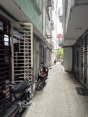 siêu hiếm nhà dân xây ở luôn - ngõ 3 gác - gần bến xe giáp bát