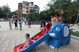 bán nhà riêng cc, dt 64,7 m2 full nội thất, 3 tầng 2 ngủ, 2 vs, view vườn hoa, ô tô đỗ cách nhà 50m