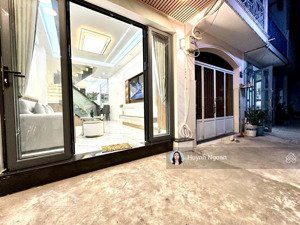 bán nhà đẹp quận 7-cách quận4 chỉ cây cầu, hẻm cao ráo,cách xe hơi 100m giá 4tỷ200.lh 