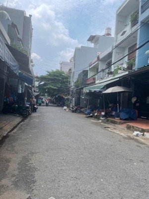 ngay dương quảng hàm - phạm huy thông ngang 6,1 x 18m - hxh - cách 1 căn ra mặt tiền - sát sân bay