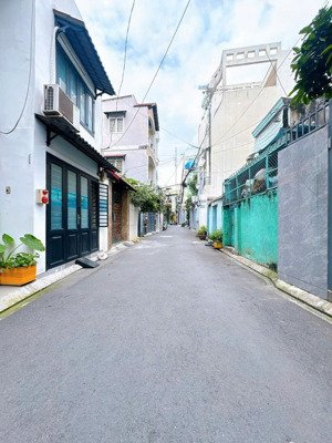 hẻm nhựa 7 chỗ ngủ trong nhà - phú nhuận - 100m2 ngang 4.3m, chỉ 130tr/m2 đất.