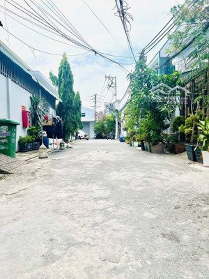 nhà cho thuê mt đường nhựa 6m dt 65m2 có 1 lững(2pn + 1wc) giá thuê 8tr/tháng