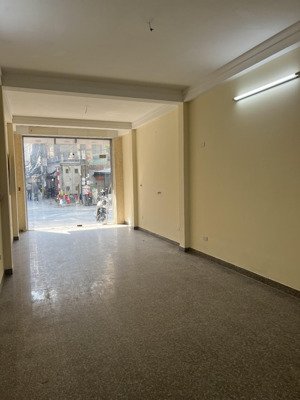 cho thuê nhà mặt phố hoàng văn thái, sàn 80m2 sẵn thang máy, làm tóc spa, nail, dễ kd, giá chỉ 20tr