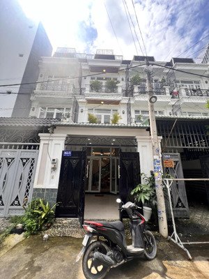 bán nhà 3 tấm- sân ô tô- hẻm 8m- tl12- gần ngay 4 ga -full nội thất