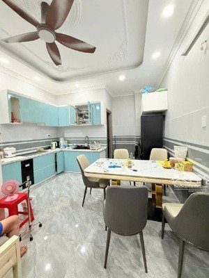 bán nhà ngang 4.45, 4l, chỉ 6t3, tại vị trí vàng quận 7 cạnh quận 1