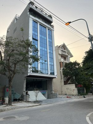 cho thuê tòa nhà 1 hầm 6 nổi thông sàn, tại cầu diễn. mới đẹp