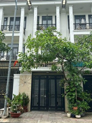 nhà 3 tầng mới ở ngay trung tâm đông hoà - 92 m2 - chỉ 6 tỷ - đường trước nhà xe tải tránh.