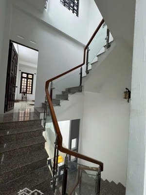 bán nhà 3 tầng kiệt oto thông phó đức chính ra trần duy chiến cách biển 700m.