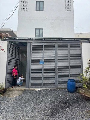 bán căn nhà 3 tầng, sát đh ngân hàng hẻm xe hơi vào tận cửa nhà thu nhập 30tr/tháng