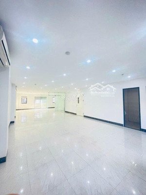 cho thuê văn phòng tầng 2 ngõ 106 đường hoàng quốc việt: diện tích 140m2 riêng biệt, đủ điều hòa