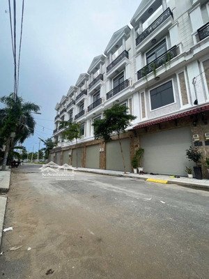 cho thuê nhà phố mới 100% h đường xe tải ra quốc lộ 13 , kinh doanh đa ngành nghề giá 17 triệu