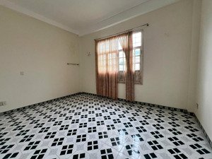 cho thuê nhà 3 tầng. làm văn phòng công ty, vp đại diện-showroom, kd các mặt hàng đều phù hợp