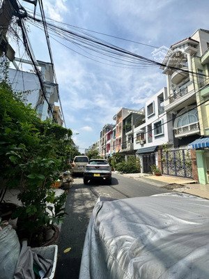 bán nhà mặt tiền đường xe hơi vào tận nhà, giá: 7.8 tỷ còn thương lượng dt: 80m2